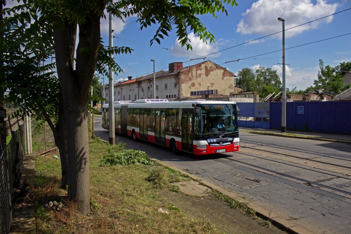 Die Linie 125 bedient eine Tangentialverbindung, die von Smchov aus zunchst ein lngeres Stck ber Schnellstraen in den sdstlichen Teil der tschechischen Hauptstadt fhrt. Wagen 6984 hat seine Fahrt gerade begonnen und wird die Endstation Skalk in etwa 45 Minuten erreichen.