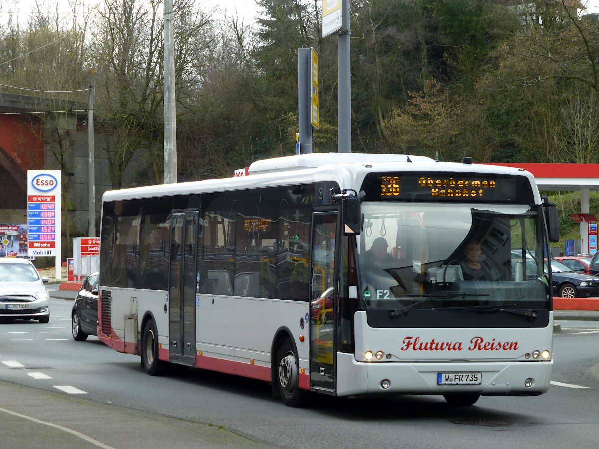 Die Linie 636 wird von Subunternehmen gefahren, die auch ihre eigenen Fahrzeuge einsetzten. Am 11.2.2020 war Flutura-Bus F2 (W-FR 735) unterwegs, hier an der Kreuzung Lenneper Straße / Bockmühle.