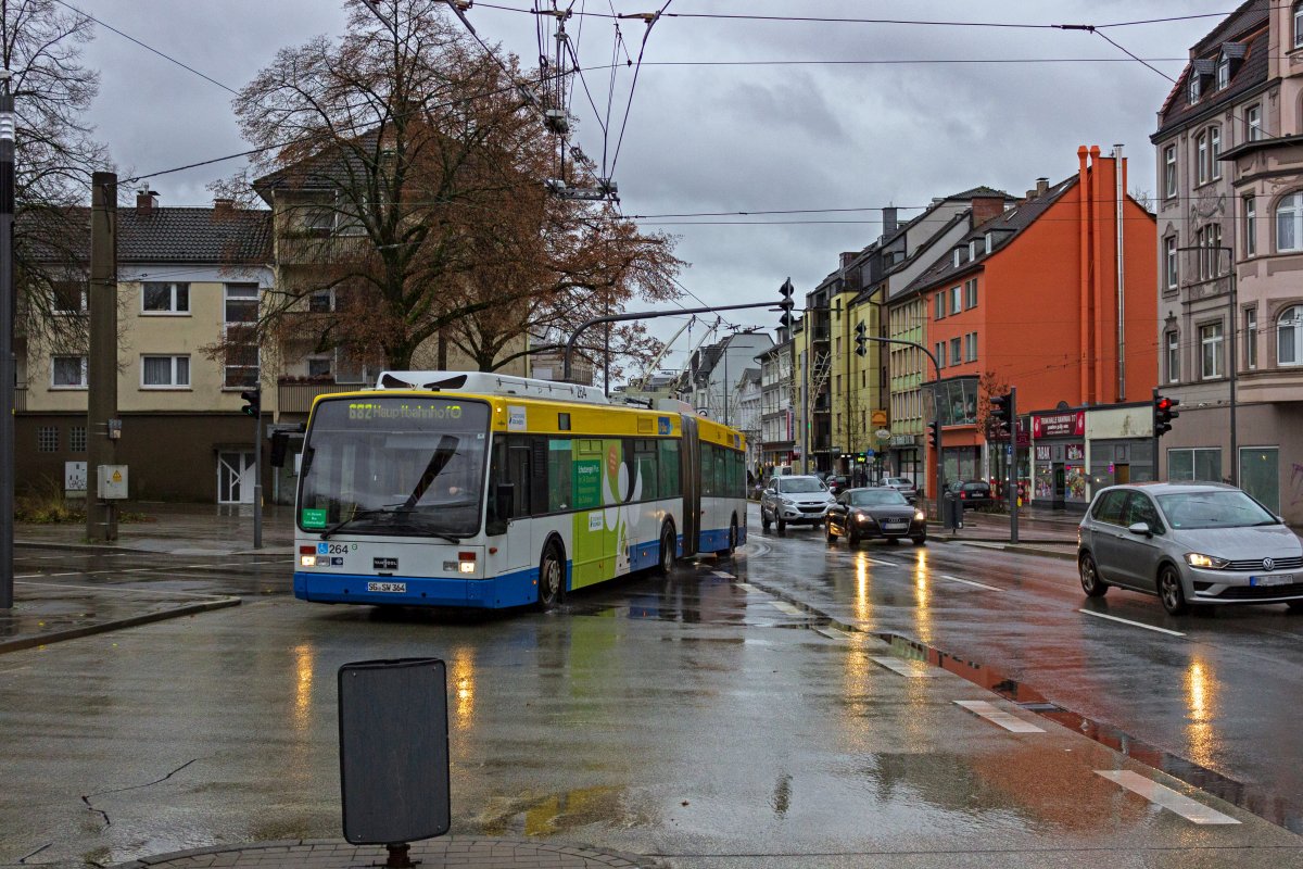 Die Linie 682 nimmt zwischen der Solinger Innenstadt und dem Hauptbahnhof eine etwas weiter nrdlich verlaufende Route ber den Stadtteil Wald. Wagen 264 hlt auf dem Weg zum Hbf in Krze am Rathaus.