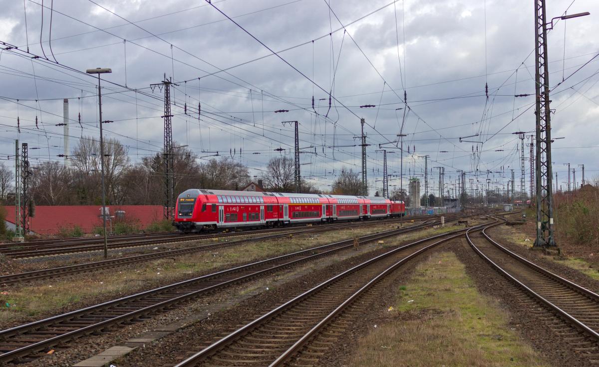 Die Linie RE42 ist eigentlich das Refugium der von bei DB Regio ansonsten selten eingesetzten FLIRT-Triebwagen der Baureihe 1428. Dieser Verstrker nach Essen bestand am 18.02.2020 allerdings aus einer vierwagigen Doppelstockgarnitur, die von 146 120 geschoben wurde.
