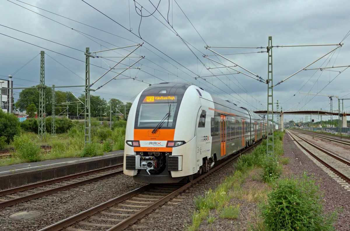 Die Linie RE6 fhrt blicherweise berhaupt nicht ber die im Sommer 2021 gesperrte Strecke zwischen Dsseldorf, Leverkusen und Kln, sondern auf der anderen Rheinseite ber Neuss. Da derartige Umleitungsmanahmen komplex sind und die Linie RE5 ber Neuss fuhr, wurde die Linie dennoch ber Opladen umgeleitet und fuhr ab Kln-Mlheim auf dem direkten Weg ohne Halt im Klner Hauptbahnhof in Richtung Flughafen Kln/Bonn.