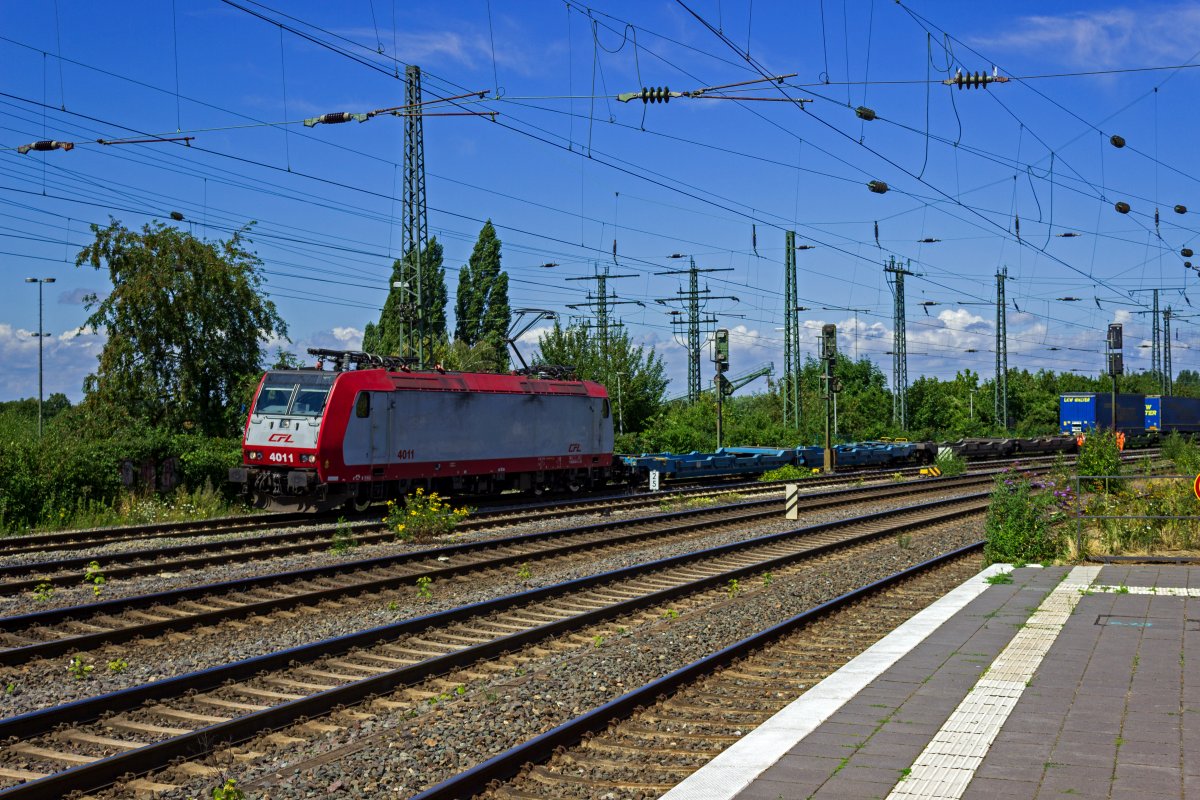 Die luxemburgische Eisenbahn CFL setzt ihre Lokomotiven der Baureihe 4000 sowohl im Personen- als auch im Gterverkehr ein. Die 4011 ist am 26.07.23 mit einem Containerzug in Hamm unterwegs.