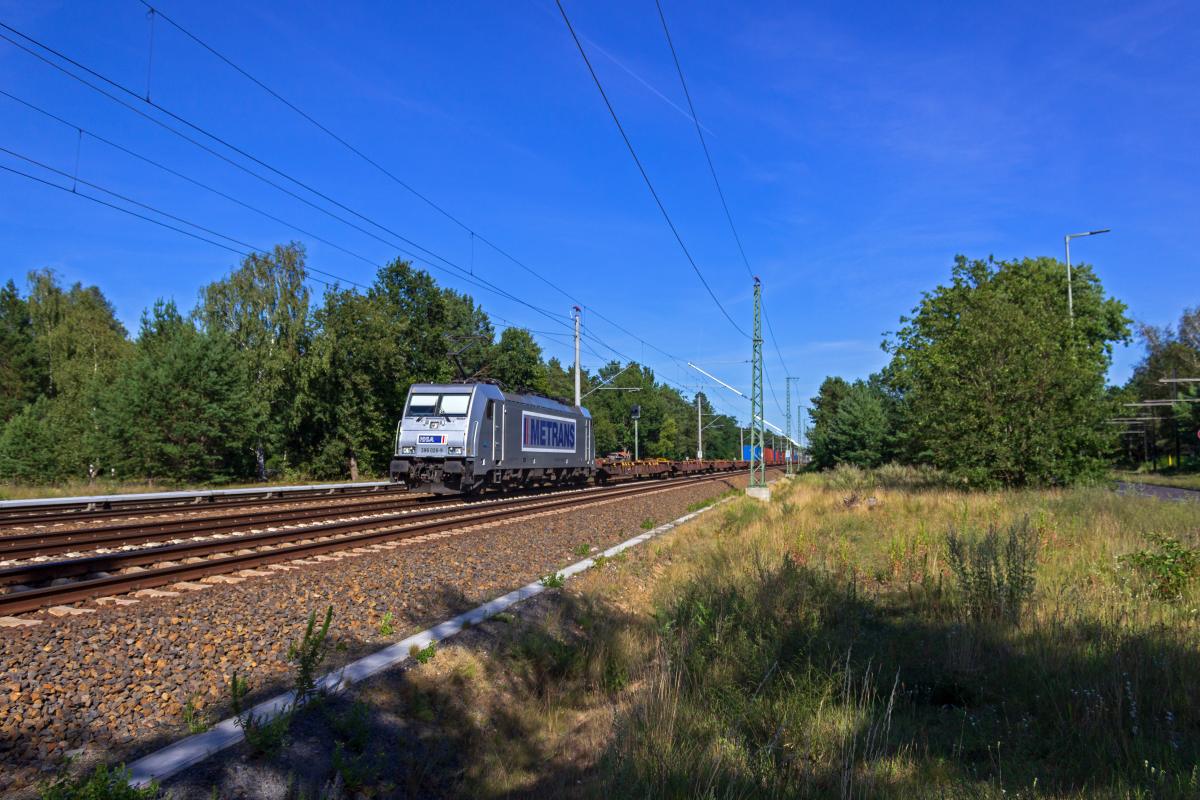 Die Metrans-Lokomotive 386 026 fhrt mit einem Zug des kombinierten Ladungsverkehrs nahe des Wasserwerks Friedrichshagen durch den Berliner Stadtforst.