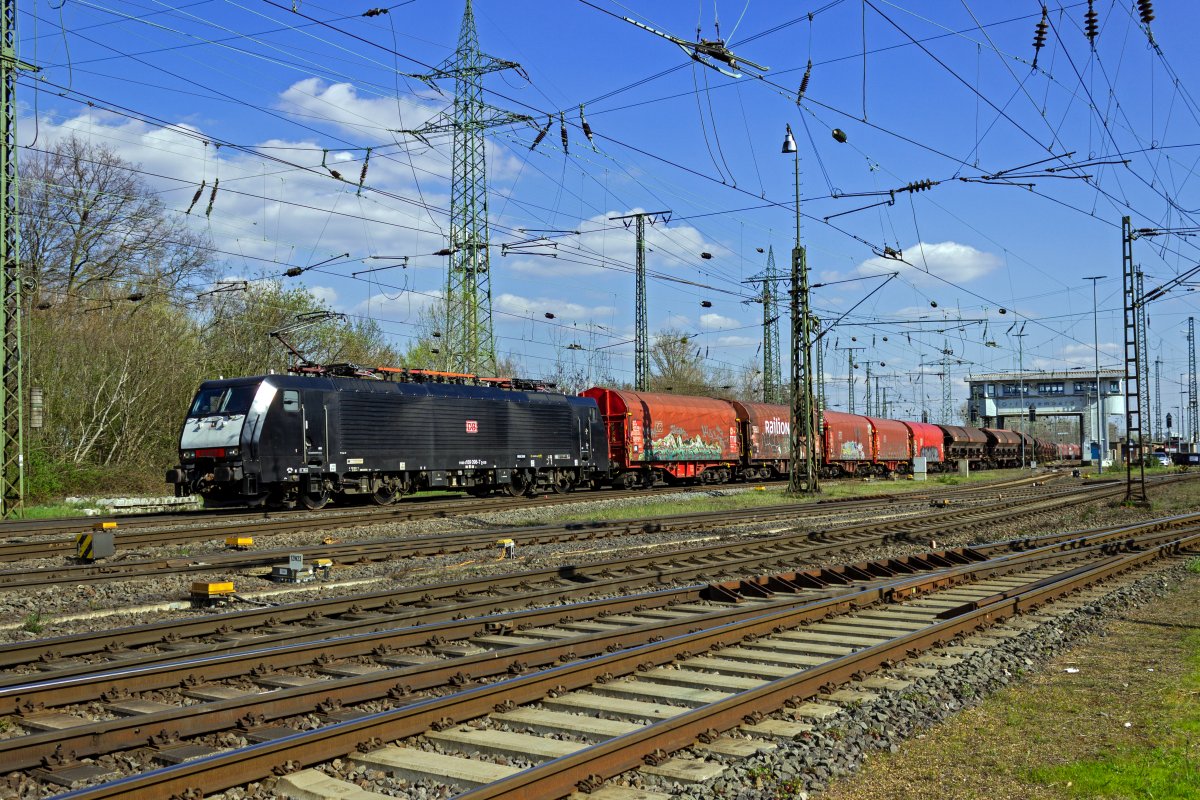 Die von MRCE zurck an DB Cargo verkaufte 189 098 verlsst am 05.04.23 mit einem Gterzug die nrdliche Ausfahrgruppe des Rbf Gremberg.