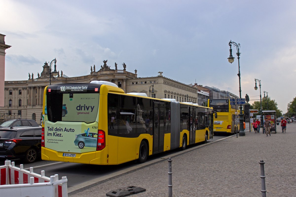 Die neuen Citaro-Busse der BVG besitzen auch in der Heckscheibe eine Anzeige fr das Fahrtziel. Wagen 4797 hlt an der Haltestelle Staatsoper. Der MAN DD im Hintergrund hat anscheinend einen Defekt erlitten und wird die Haltestelle auch in den folgenden Minuten nicht verlassen.