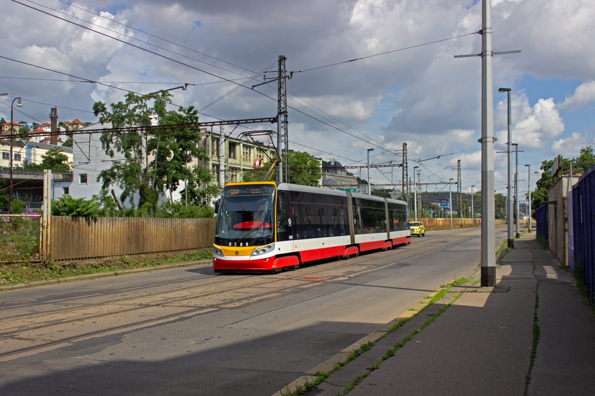 Die neueste Serie 15T-Trams von koda weisen einige Neuerungen wie WiFi und eine Klimaanlage auf. Von auen sind die Bahnen an der gelb hervorgehobenen Front- und Heckpartie erkennbar, so wie hier Wagen 9389 als Linie 20.