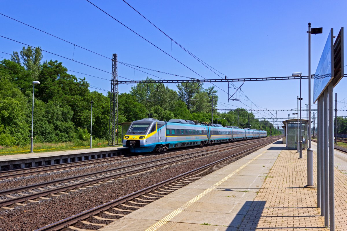 Die Pendolini der ČD haben ihr Haupteinsatzgebiet seit jeher auf der Ost-West-Verbindung zwischen Praha und Ostrava. Von Bohumn kommend fhrt SC 510 dem nchsten Halt in Praha-Libeň entgegen.