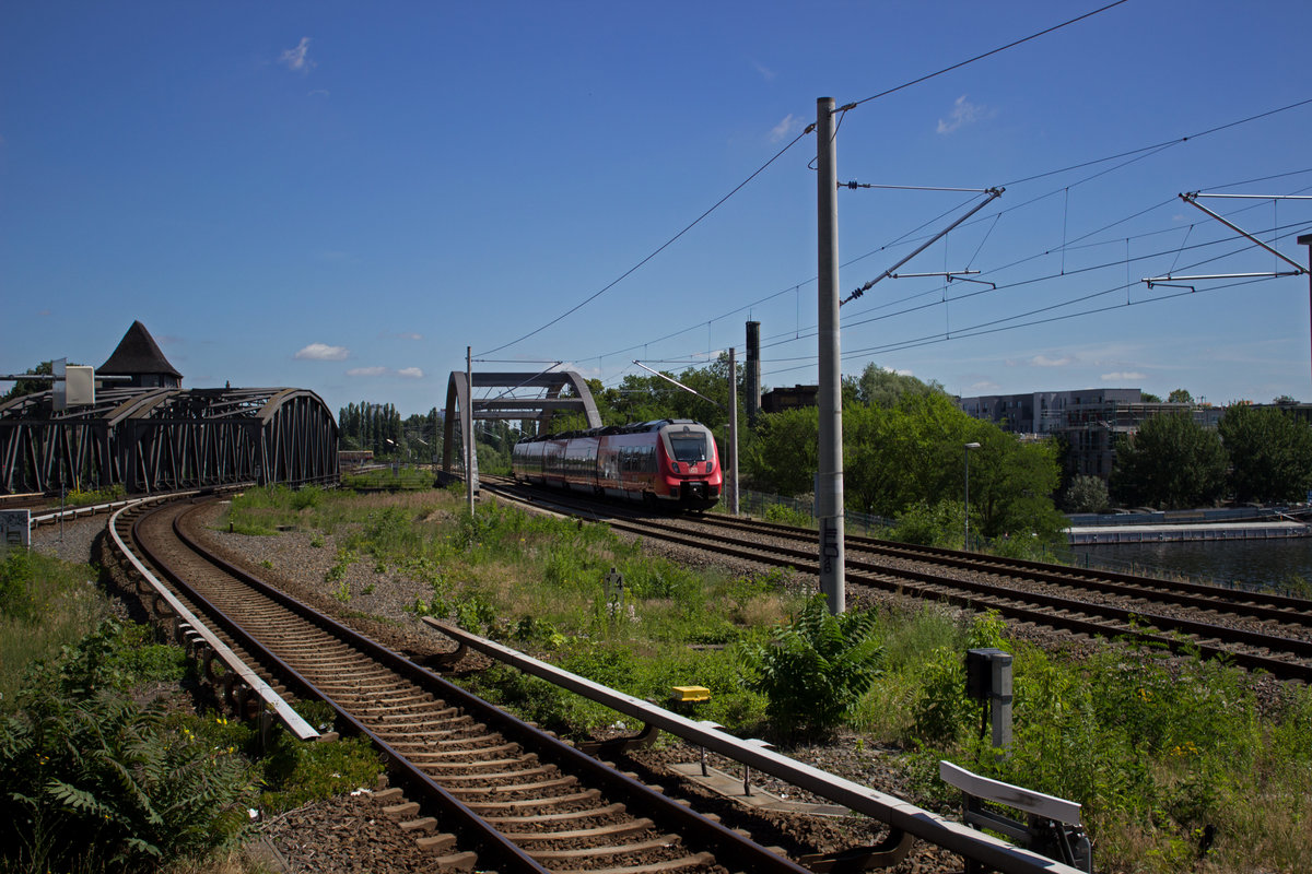 Die RB-Linie 24 war am 21.06.17 unterbrochen. Die Triebwagen waren nur auf dem sdlichen Abschnitt zwischen Berlin und Senftenberg unterwegs. 442 332 hat diese Reise beinahe hinter sich gebracht und nach einem kurzen Halt am Ostkreuz in Lichtenberg wenden.