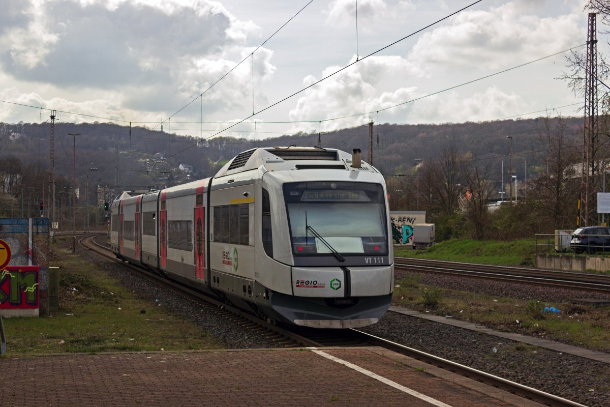 Die von der Regiobahn bernommenen Integral-Triebwagen werden nach und nach im Design des Unternehmens umgestaltet und tauschen dabei ihren hellblauen Streifen gegen einen grauen. An 609 111, der hier in Wuppertal-Steinbeck als S28 nach Kaarst unterwegs ist, ist das bereits erfolgt.