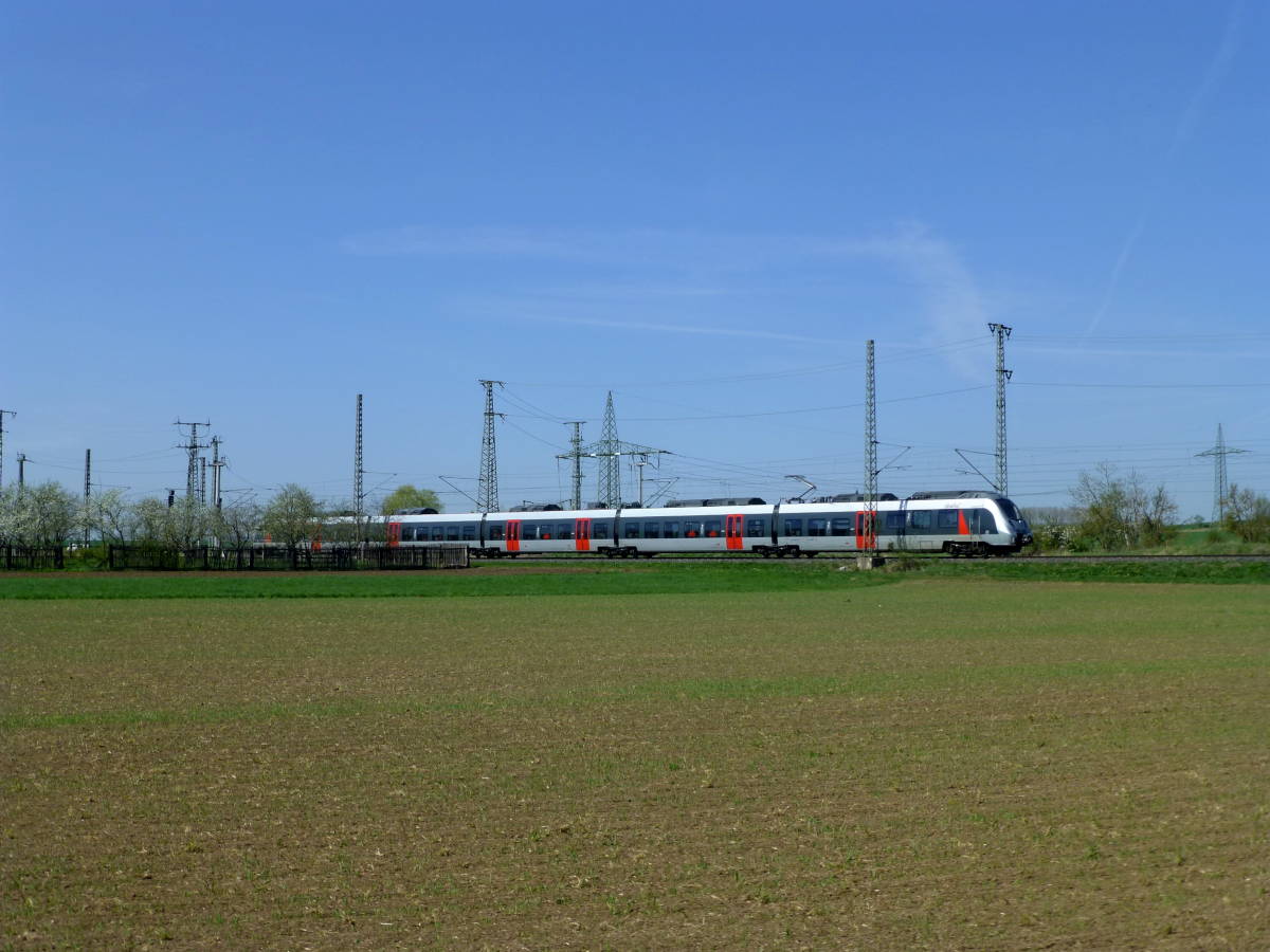 Die Regionalbahn nach Halle (Saale) Hbf muss am 19.4.18 kurz vor dem Einfahrsignal in Neudietendorf warten.