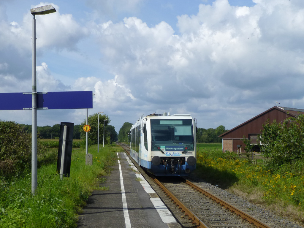 Die Rurtalbahn befährt im Aufrag der DB die kurze RB 38 (Mönchengladbach-Dalheim) mit ihren Regiosprintern, hier an einem kleinen Haltepunkt zwischen Rheindahlen und Wegberg, 26.8.14