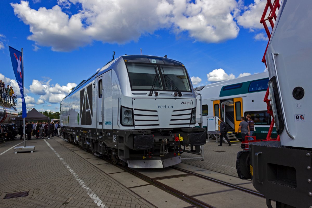 Die von Siemens entwickelten Zweikraftlokomotiven der Bauart Vectron Dual Mode haben sich inzwischen zu einer recht gefragten Bauart entwickelt und sind bei verschiedenen Unternehmen im Einsatz. Auf der InnoTrans 2022 war 2248 019 zu sehen, die als Vorführlok im Bestand des Herstellers bleibt.