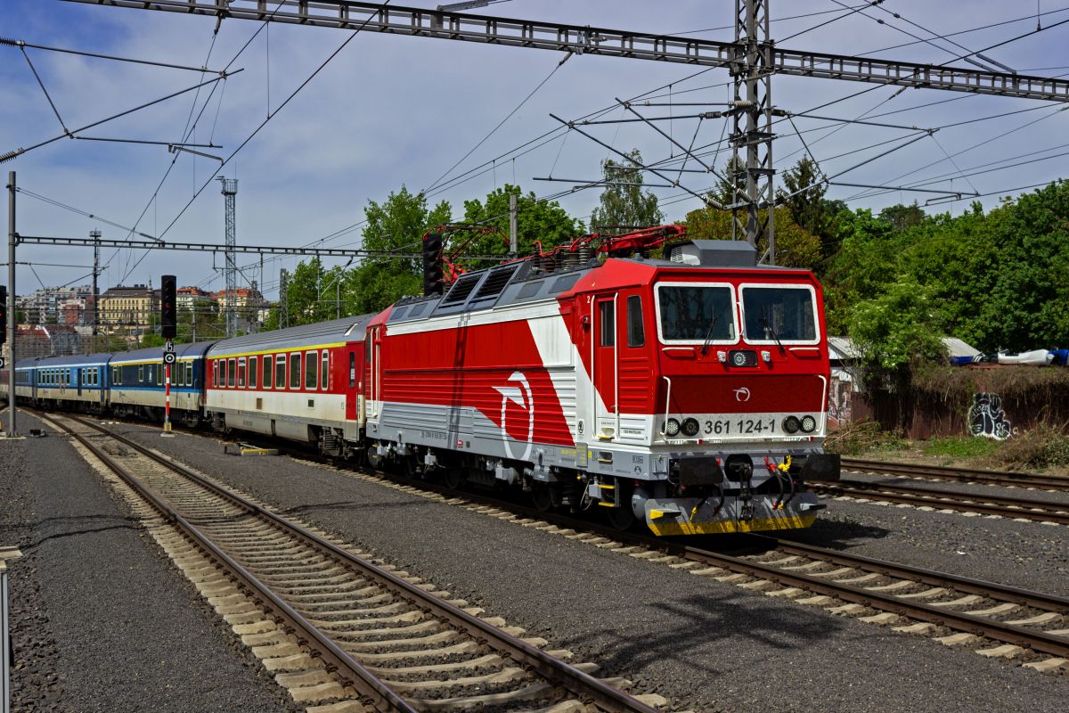 Die slowakische 361 124 ist mit EC 220 von Žilina nach Prag gekommen und ist hier auf dem Weg zum Abstellbahnhof.