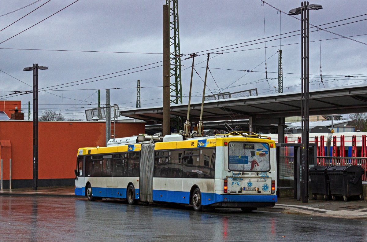 Die Solinger O-Bus-Linien 681 und 682 bilden zwischen der Innenstadt und dem Stadtteil Ohligs eine Ringlinie. Die Fahrzeuge wechseln dabei am Hauptbahnhof in Ohligs die Linie. Der Berkhof-Wagen 185 hat die Haltestelle Hauptbahnhof erreicht und bereits auf die Linie 682 umgeschildert.
