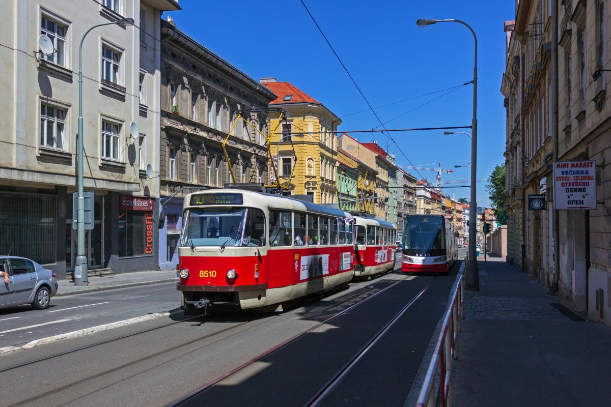 Die Tatra-Triebwagen 8510 und 8511 nhern sich als Fahrt der Linie 10 am 24.06.2019 der Haltestelle U Zvonu.