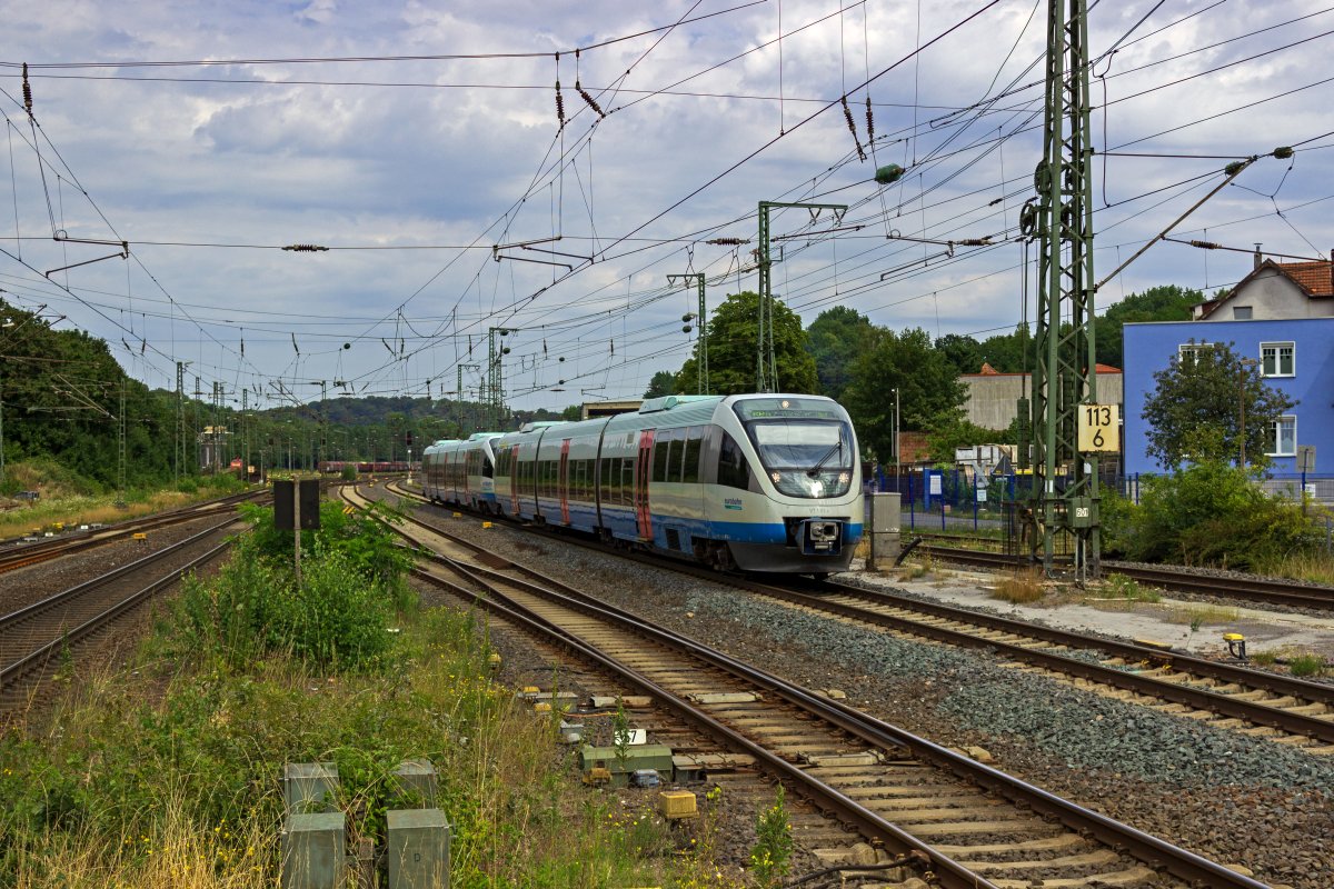Die Triebzge vt 1.02 und 1.03 (643 109 und 643 116) erreichen als RB 67 nach Mnster am 29.07.22 den Bahnhof Bielefeld-Brackwede.