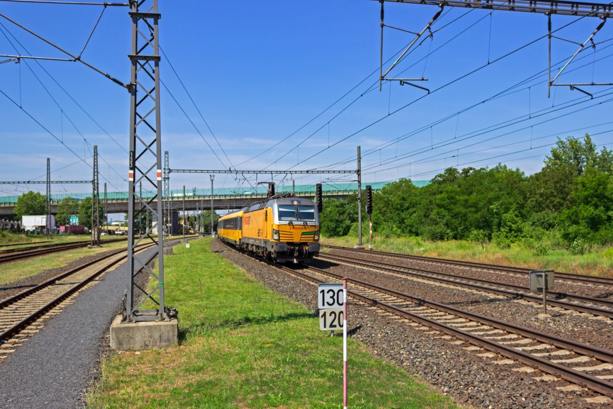 Die Vectron-Lokomotiven von RegioJet sind von ell angemietet, wie das fehlende Stck gelbe Folie an dieser Lok verrt, indem der grne Lack in den Farben des Besitzers sichtbar wird. RGJ1043 ist am 25.06.2019 auf dem Weg nach Bratislava.