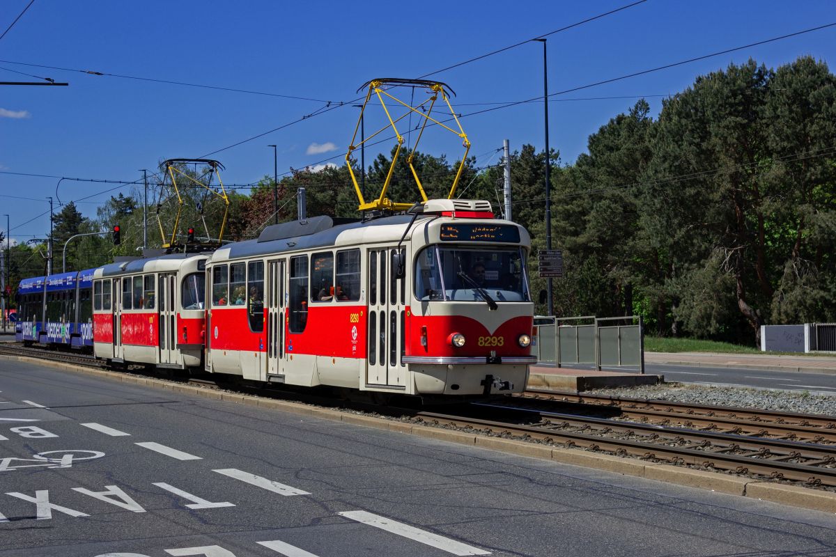 Diese Straenbahn sieht fast aus, wie ein klassischer T3-Triebwagen, tatschlich ist es aber eines der neuesten Fahrzeuge in Prag. Seit kurzem werden wieder rekonstruierte Tatra-Triebwagen mit Niederfluranteil hergestellt, die (hnlich wie seinerzeit die Rekowagen in der DDR) offiziell als Modernisierung gelten, aber nur wenige Bauteile des Spenderfahrzeugs enthalten. TW 8293 ist hier am 27.04.24 gemeinsam mit TW 8178 auf der Linie 26 unterwegs.