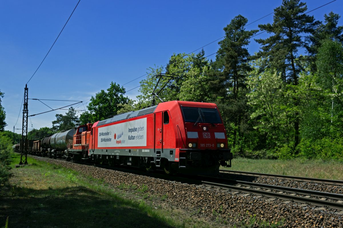 Dieser Gterzug nherte sich relativ langsam, was am zweiten Fahrzeug im Zugverband lag: Hinter der Zuglok 185 273 lief 363 238 mit, die mit einer Hchstgeschwindigkeit von 75 km/h geschleppt werden darf.