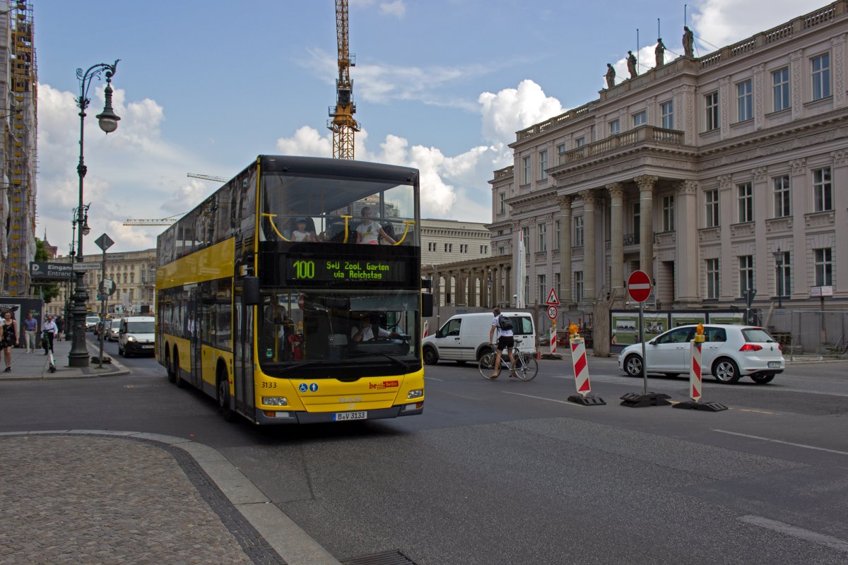 Doppelstock-Lion's City 3133 vor dem Kronprinzenpalais auf der Fahrt vom Alexanderplatz Richtung Zoo.