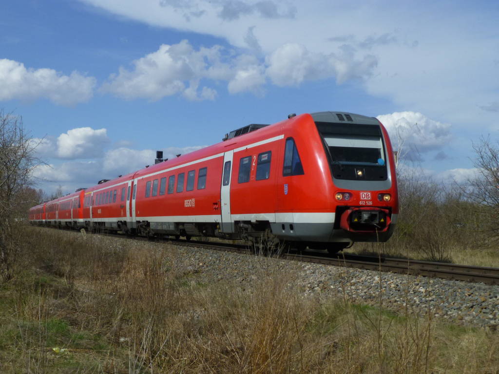 Drei 612 auf dem RE1 in Gotha: Am 8.4.16 mit 612 026 vorne im Industriegebiet Gotha-Ost.