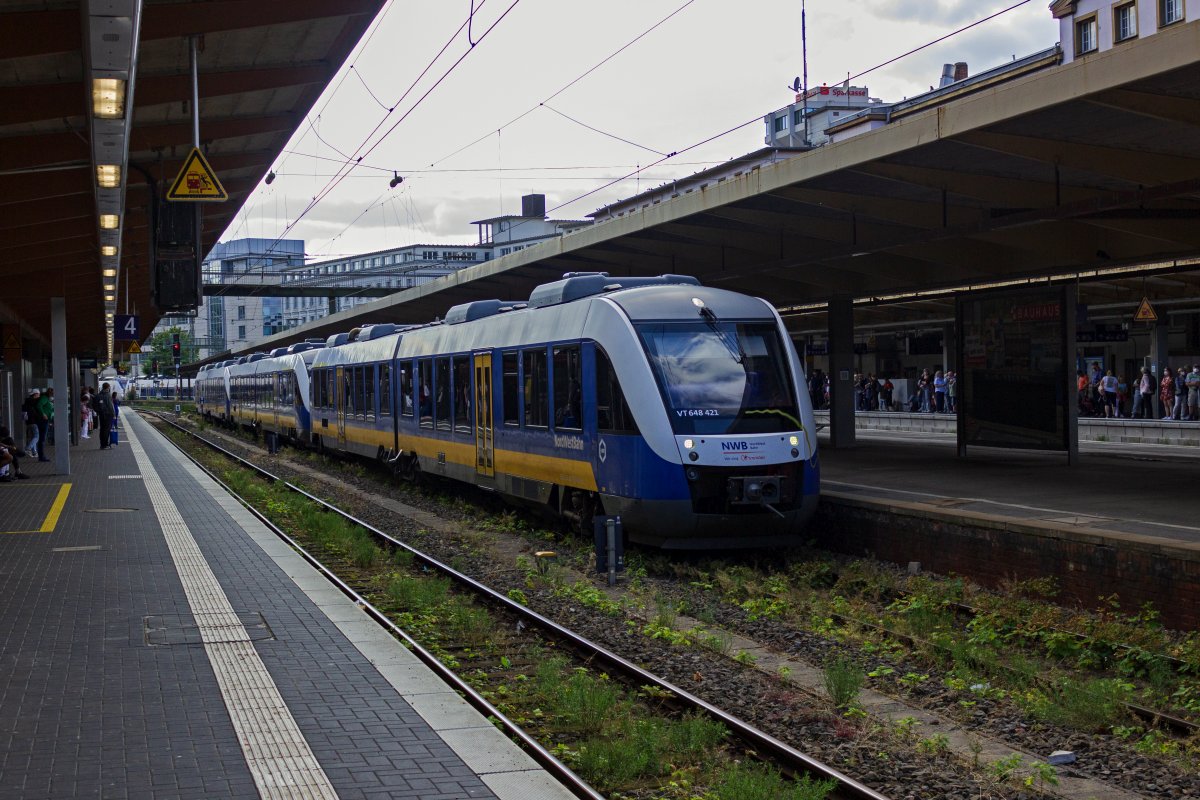 Drei LINT der Nord-West-Bahn durchfuhren am Nachmittag des 27.07.22 als Leerfahrt den Wuppertaler Hauptbahnhof. Hier sind 648 421, 447 und 426 bei der Durchfahrt auf Gleis 3 zu sehen.