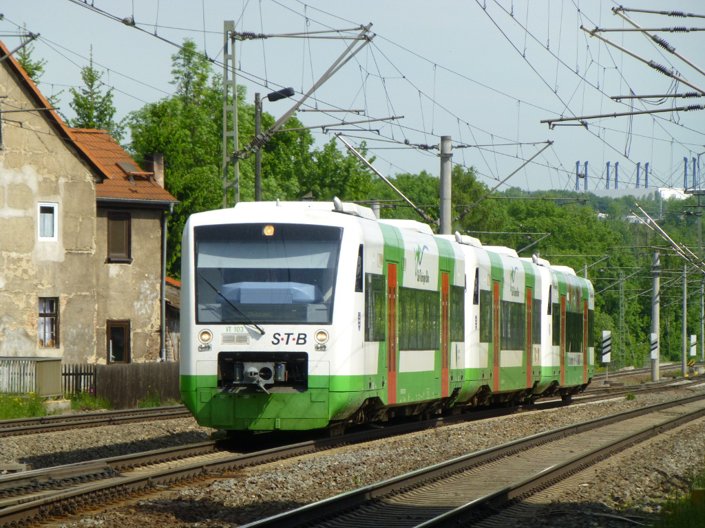 Drei Süd-Thüringen-Bahn Regioshuttles mit VT 103 vorne am 21. Mai in Bischleben.