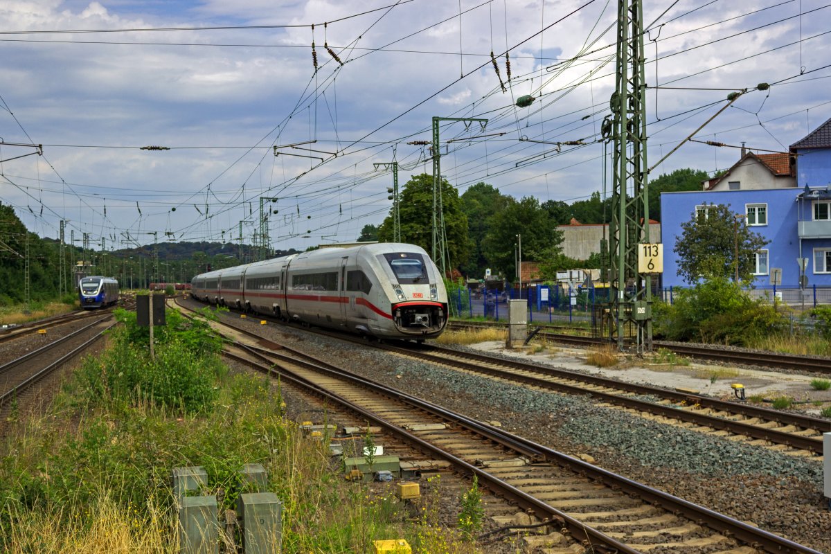 Ein 13-teiliger ICE4 durchfhrt am 29.07.22 Brackwede, whrend sich im Hintergrund eine Regionalbahn in Richtung Halle (Westfalen) nhert.