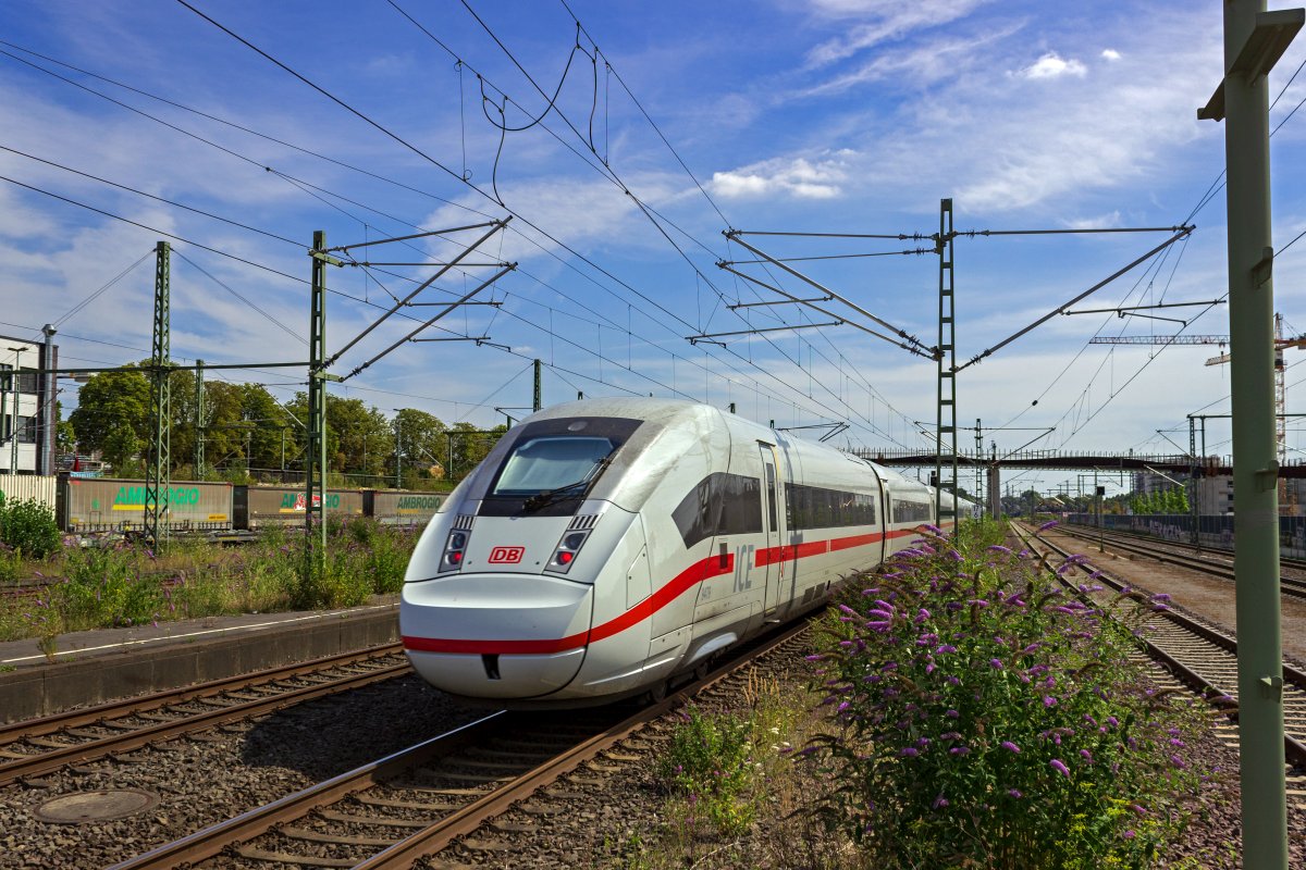 Ein 13-teiliger ICE4, Triebzug 9479 ist am 30.07. in Opladen auf dem Weg in Richtung Kln.