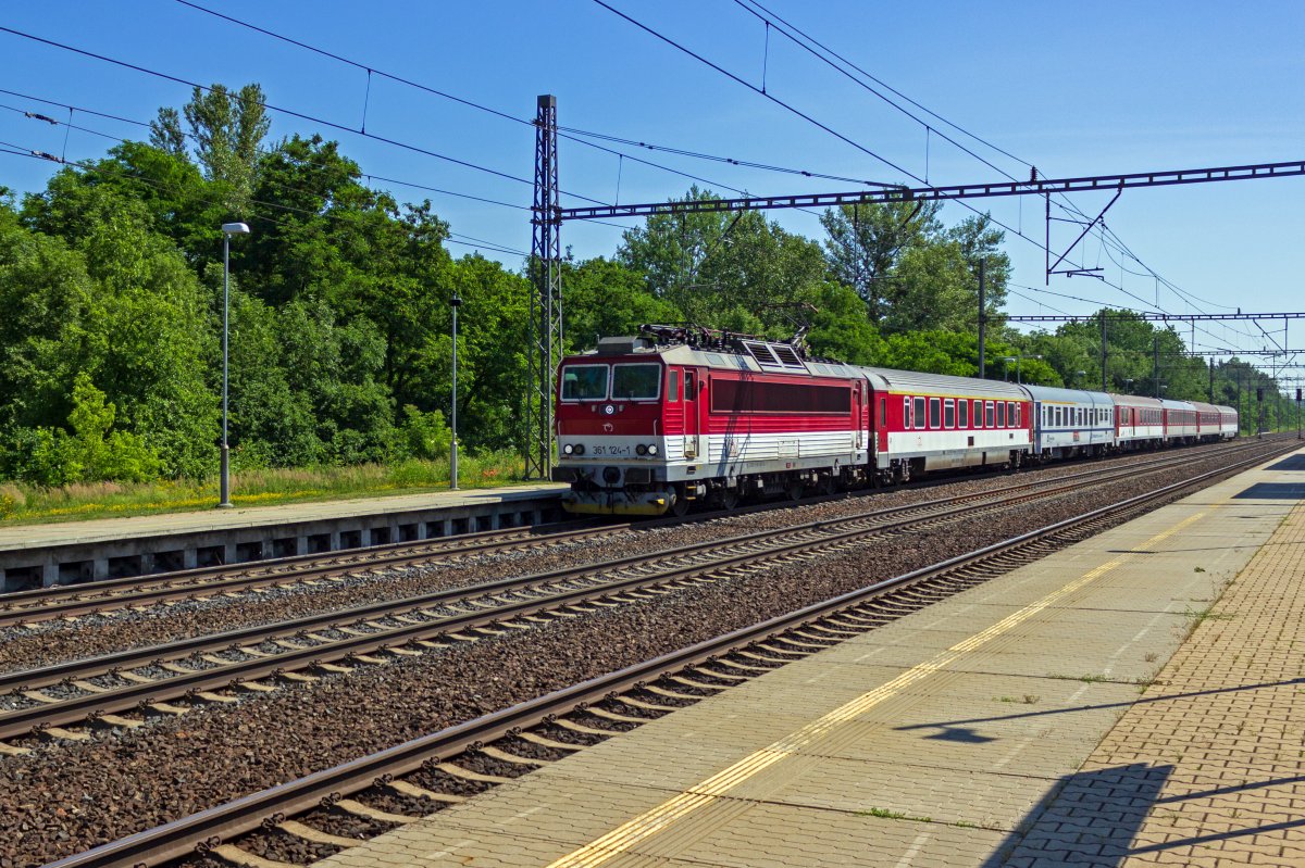 Ein auf den ersten Blick sehr slowakischer Zug, der allerdings das tschechische Staatsgebiet nicht verlsst. Die morgendlichen Zge des  Valask Express  beginnen anstatt in ilina erst im tschechischen Vsetn. 361 124 und der rote Wagenpark werden mit der Rckleistung wieder das slowakische Netz erreichen.
