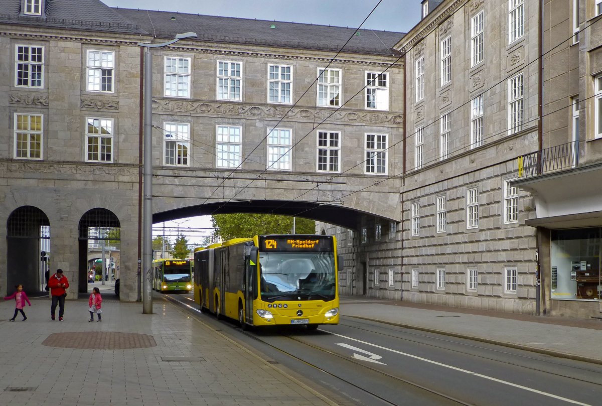 Ein Citaro-Gelenkbus der Ruhrbahn passiert auf der Linie 124 das Mlheimer Rathaus.