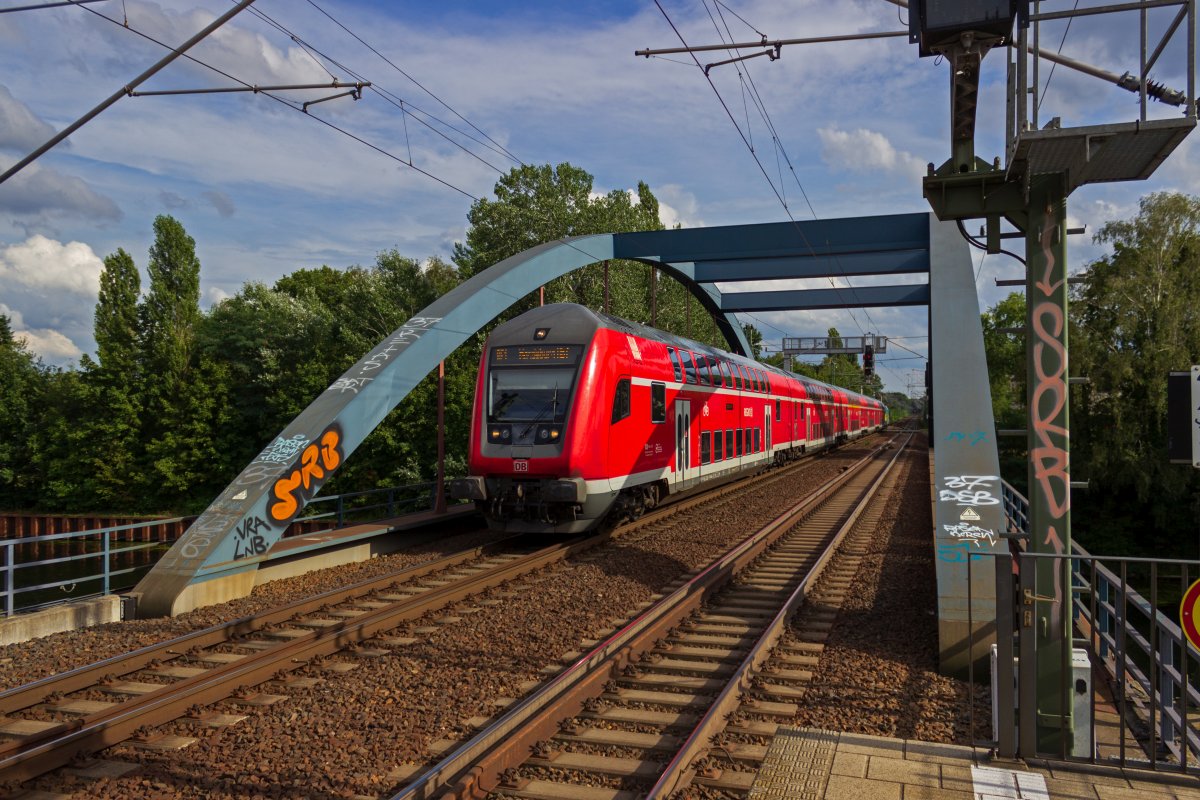 Ein Doppelstockzug der Linie RE1 berquert das Flakenflie in Erkner und fhrt in den Bahnhof von Erkner ein.