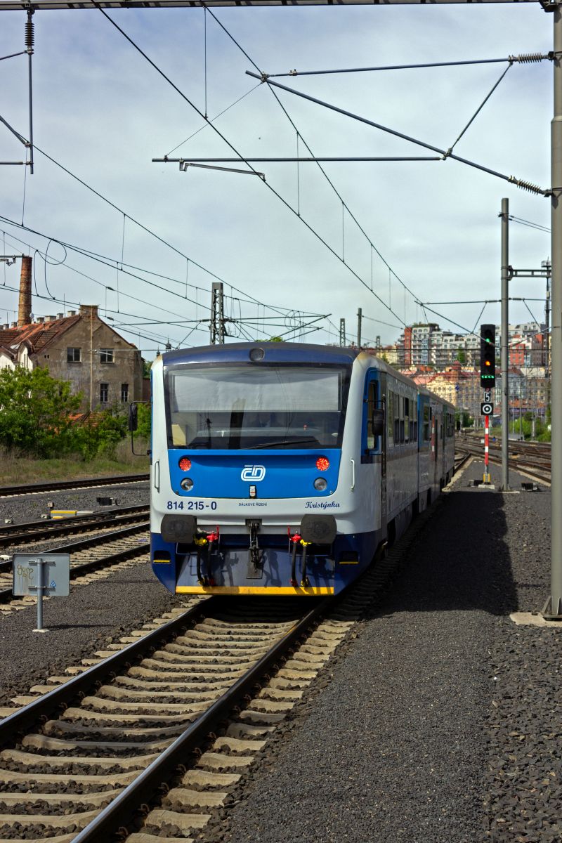 Ein dreiteiliger RegioNove, 814 215 ist auf der Linie S88 unterwegs in Richtung Praha hlavn ndraž.