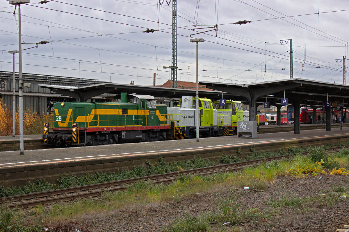 Ein Lokzug der Dortmunder Eisenbahn, geführt von Lok 28, durchfährt am 01.12.18 Wanne-Eickel Hbf.