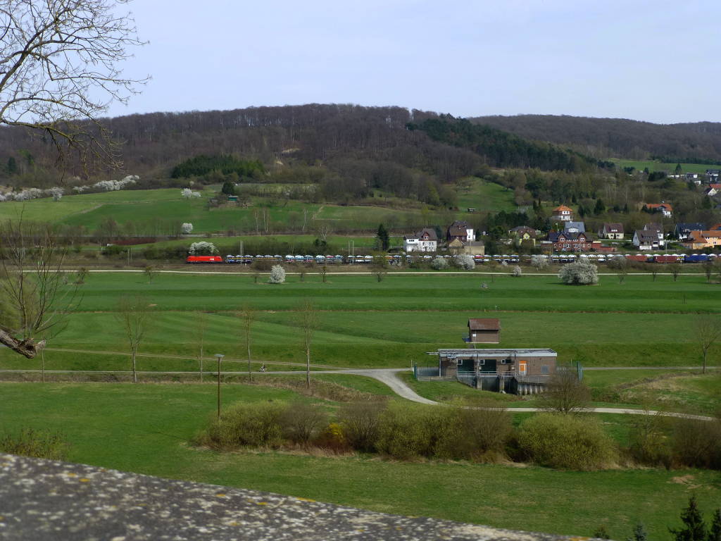 Ein ÖBB-Taurus bringt fährt Autos nach Norden, 31.3.17. Das Bild wurde von der Heldenburg in Salzderhelden aufgenommen, deren Außenmauer man am unteren Bildrand sieht.