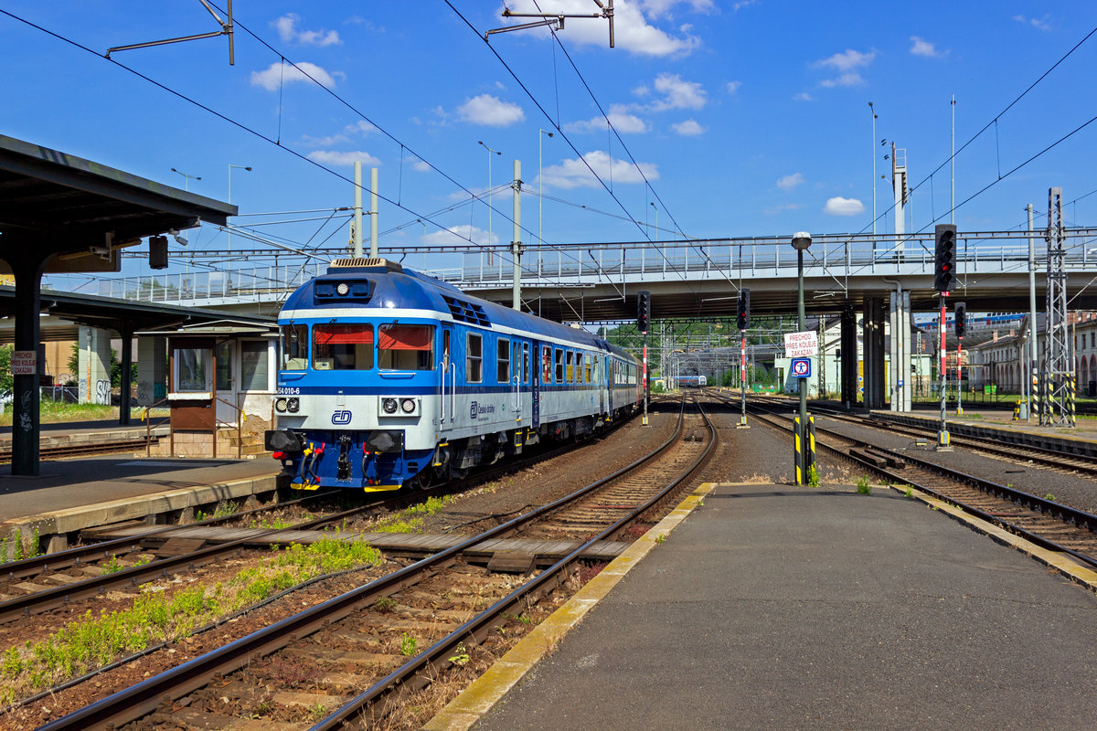 Ein R mit 854 010 an der Spitze fhrt am 25.06.2019 in den Masarykovo Bahnhof in Prag ein.