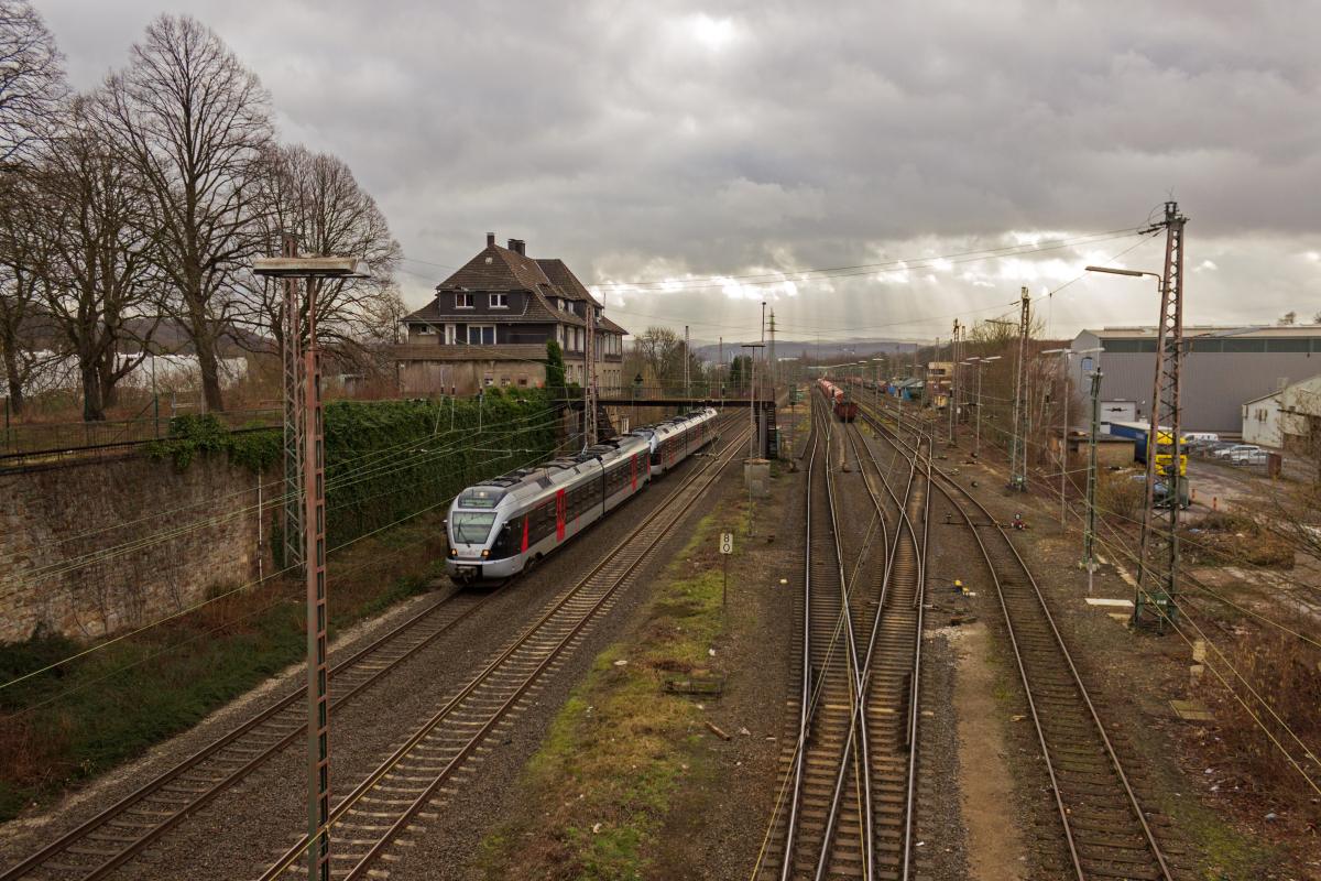 Ein RE16 von Abellio mit 426 102 an der Spitze durchfährt am 18.02.2020 den ehemaligen Bahnhof Hagen-Kabel.