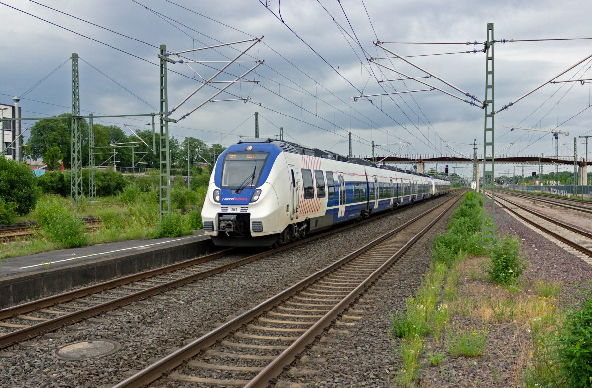 Ein RE7 von Krefeld nach Rheine, gebildet aus den TALENT-Triebwagen 9442 363 und 352 fhrt am 08.07.21 in Opladen ein.