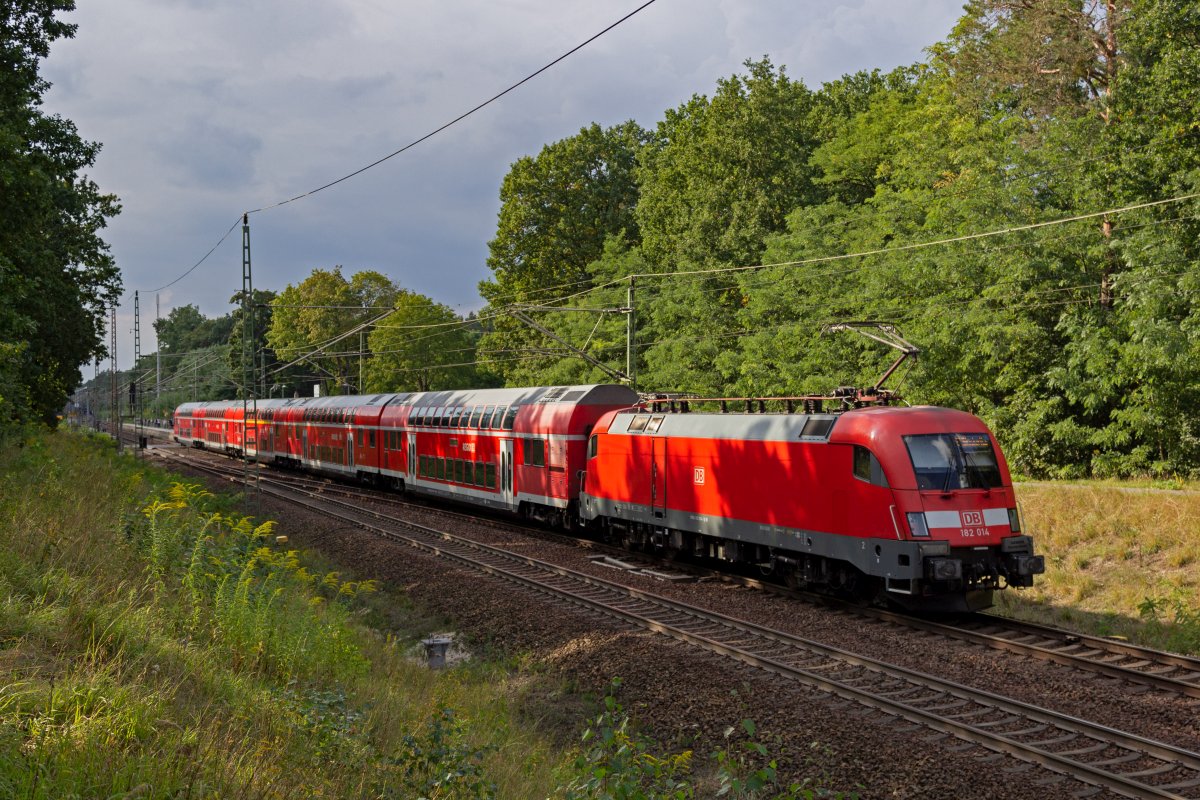 Ein Regionalexpress von Frankfurt in Richtung Brandenburg rollt am 10.09.21 geschoben von 182 014 an den Bahnsteig in Grnhagen-Fangschleuse.
