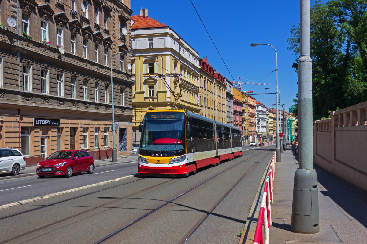 Ein Teil der Prager 15T-Triebwagen hat eine in gelb hervorgehobene Frontpartie. Dabei handelt es sich um die Unterserie 15Tf, die unter anderem eine Fahrgastraumklimatisierung bietet. Gegen die knapp 40 Grad im Juni 2019 konnte jedoch auch diese nicht wirklich viel ausrichten. Wagen 9390 zwischen den Stationen Bertramka und U Zvonu.