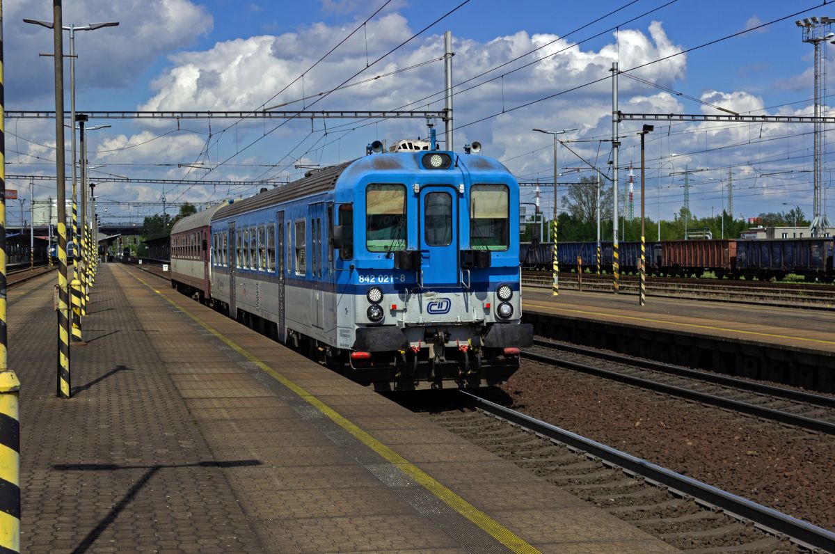 Ein Triebwagen der Baureihe 842 und ein Beiwagen. So pr�sentierte sich im Jahr 2024 die Linie S8 zwischen Ostrava und Štramberk, wie hier 842 021. Mittlerweile hat sich auf dieser Linie die Akku-Version des RegioPanter breit gemacht. Das ist durchaus verst�ndlich, denn mehr als die H�lfte des Linienwegs verl�uft unter Fahrdraht.