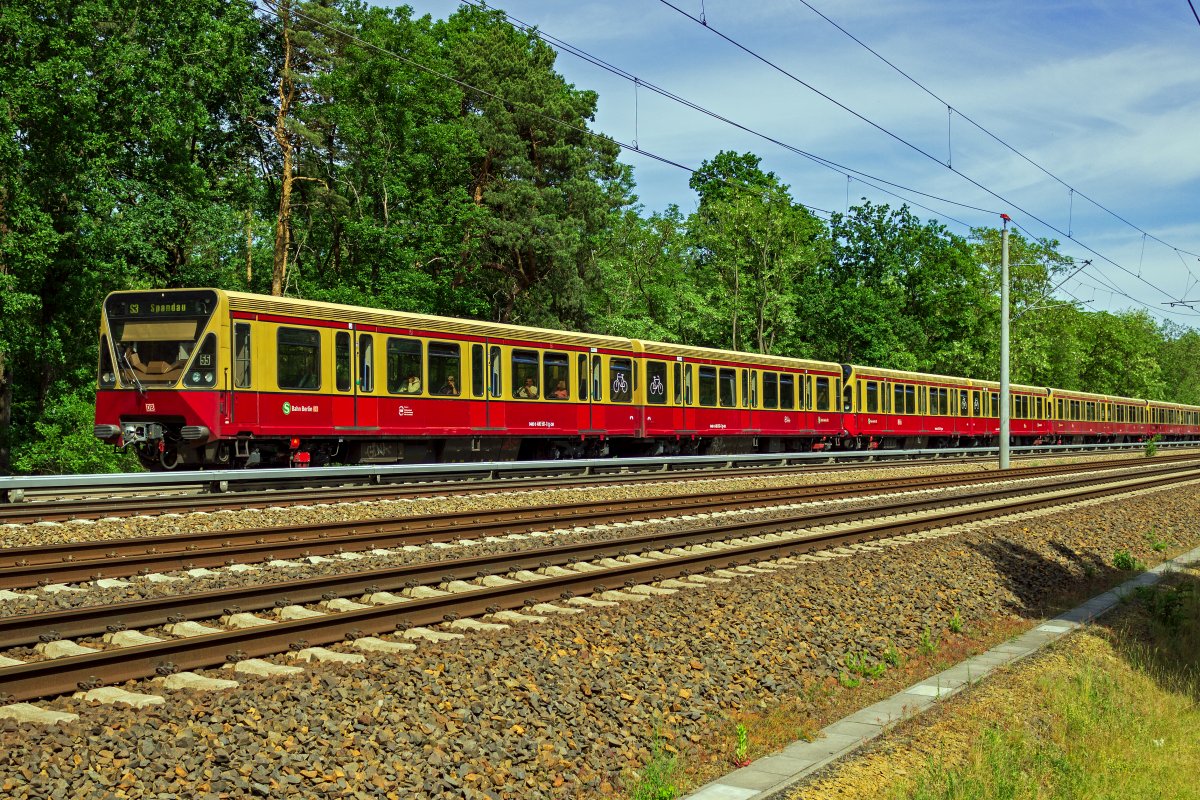 Ein Vollzug der Baureihe 480 mit 480 061 an der Spitze ist am 31.05.23 bei Berlin-Friedrichshagen auf der S3 unterwegs nach Spandau.
