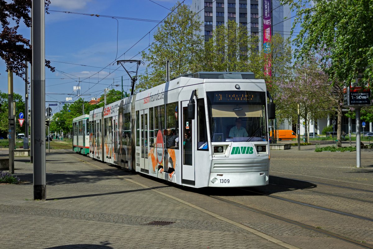 Ein Zug aus Wagen 1309 und Beiwagen 2207 ist am 17.05.23 als Linie 10 am Magdeburger Opernhaus unterwegs in Richtung Sudenburg.