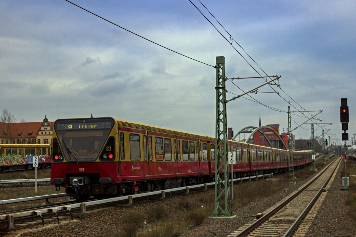 Ein Zug der Linie S3 fhrt auf dem Weg nach Erkner aus dem Bahnhof Ostkreuz aus.