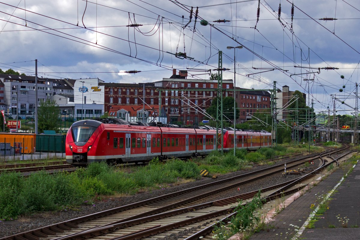 Eine 1440-Doppeltraktion mit 1440 314 an der Spitze erreicht am 27.07.22 mit Wuppertal-Oberbarmen den Endbahnhof der Fahrt als S8.