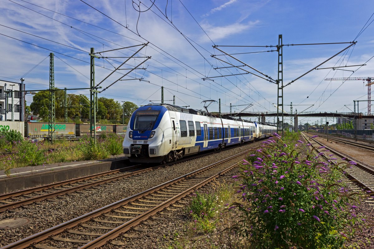 Eine aus 9442 153 und 9442 359 gebildete Garnitur der Linie RB48 fhrt am 30.07.22 in Opladen ein.