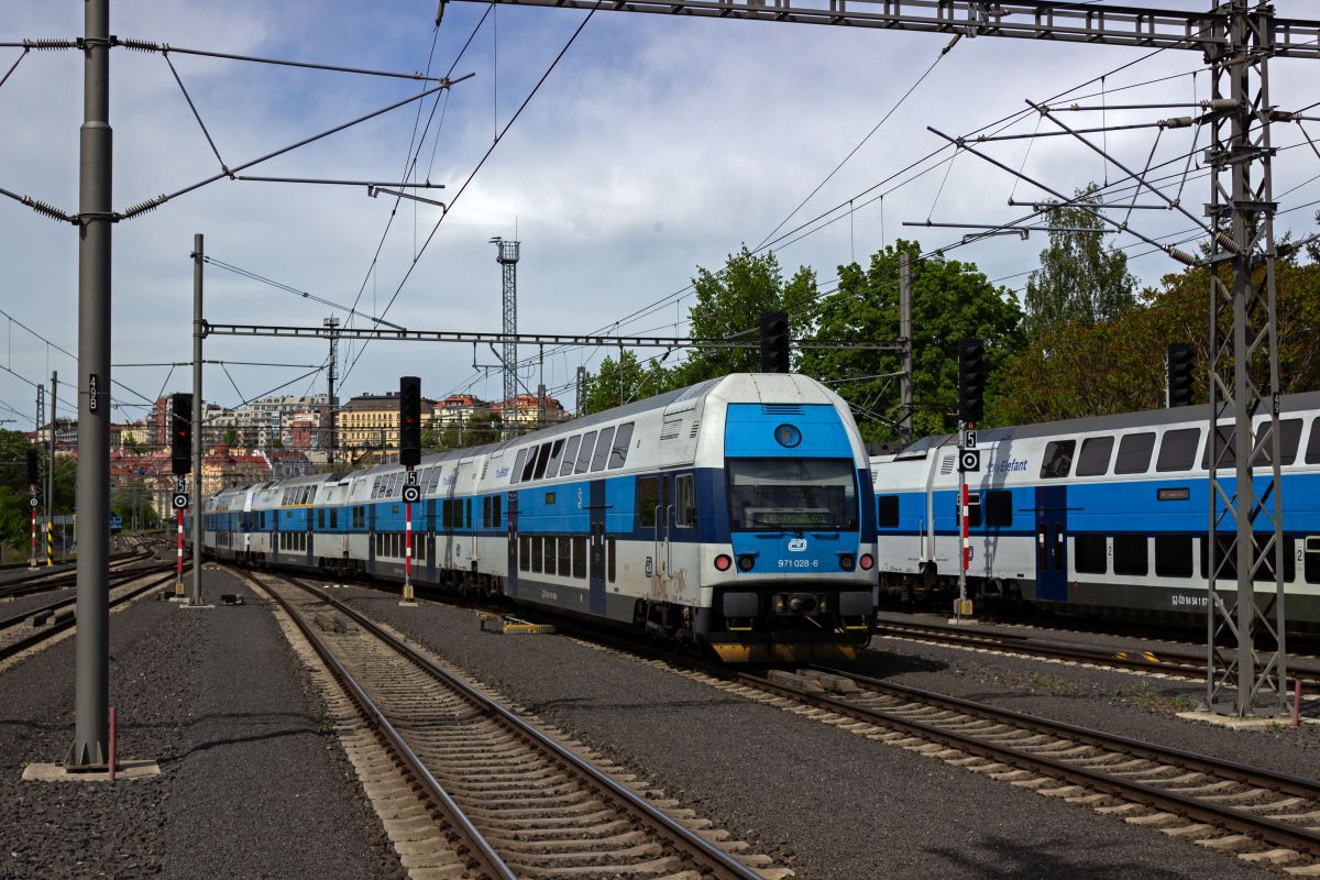 Eine Betriebsfahrt bestehend aus zwei Garnituren der Baureihe 471 mit 471 028 am Zugschluss durchfhrt auf dem Weg zum hlavn ndraž durch Vršovice, whrend auf dem Hauptgleis eine weitere Einheit auf der Linie S9 unterwegs ist.