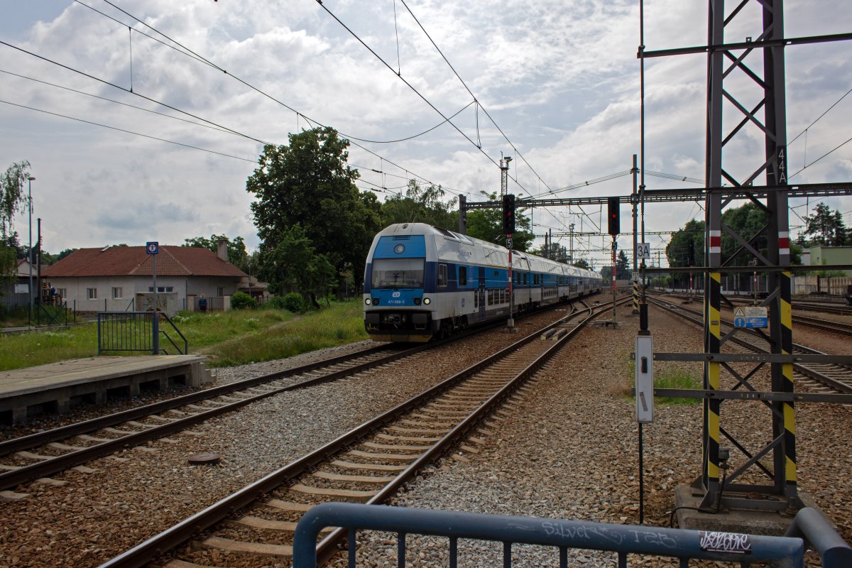 Eine Doppeltraktion 471 mit 471 069 an der Spitze erreicht von Beneov u Prahy kommend Praha-Uhřněves.