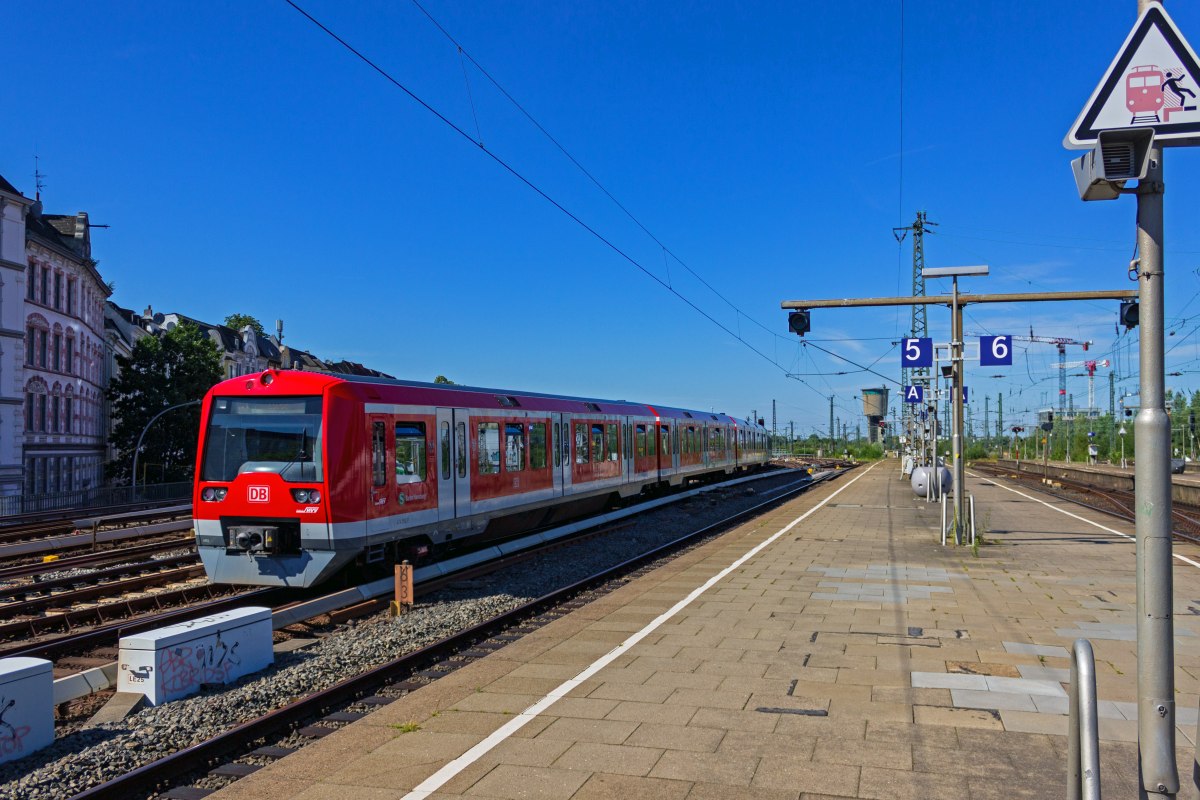 Eine Doppeltraktion aus 474 002 und 474 052 verlsst am 05.08.2020 den Tiefbahnhof Hamburg-Altona.
