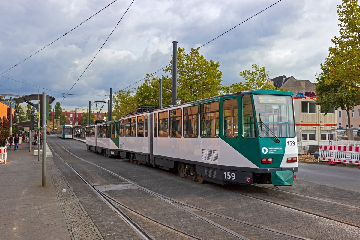 Eine Doppeltraktion Tatra-Wagen, gebildet aus den Triebwagen 161 und 159 fhrt am 13.10.2020 in die Haltestellenanlage am Potsdamer Hauptbahnhof ein.